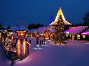 Place principale du village du Père Noël à Rovaniemi en Laponie finlandaise