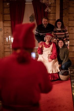En train de prendre des photos avec la Mère Noël à Rovaniemi, en Laponie