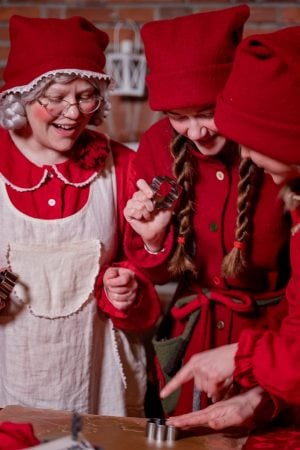 Die Elfen helfen gerne beim Pfefferkuchen-Backen mit Frau Weihnachtsmann