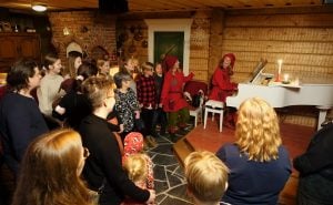 Die Elfen singen Weihnachtslieder im Haus von Frau Weihnachtsmann