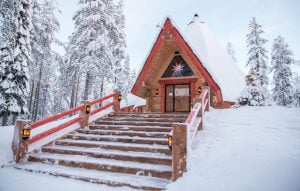 Das Lappland Restaurant Kotahovi befindet sich neben dem Weihnachtshaus von Frau Weihnachtsmann