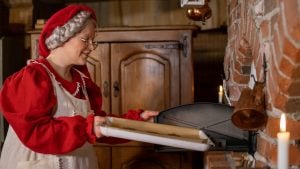 La Mère Noël prépare des pains d'épice dans sa maison