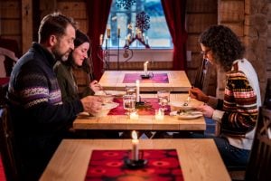 Gäste genießen die einzigartige Atmosphäre des Restaurants im Weihnachtshaus von Frau Weihnachtsmann in Rovaniemi