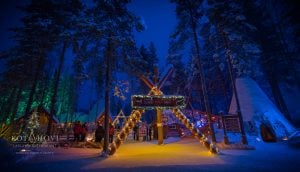 Eingang des Santa Claus Reindeer Resorts und Frau Weihnachtsmanns Weihnachtshaus im Weihnachtsmanndorf