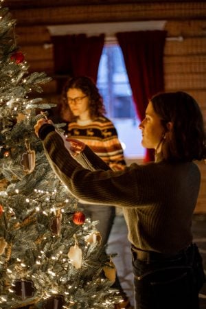 Dekorieren des Weihnachtsbaums im Haus von Frau Weihnachtsmann